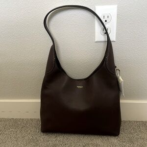 Coach Brooklyn 28 shoulder bag. Color: Maple.